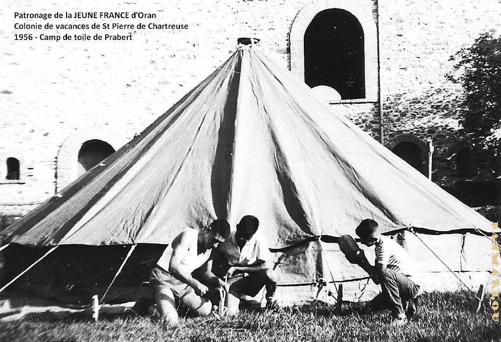 COLO JEUNE FRANCE 1956 camp de toile de Prabert, monter la tente.jpg